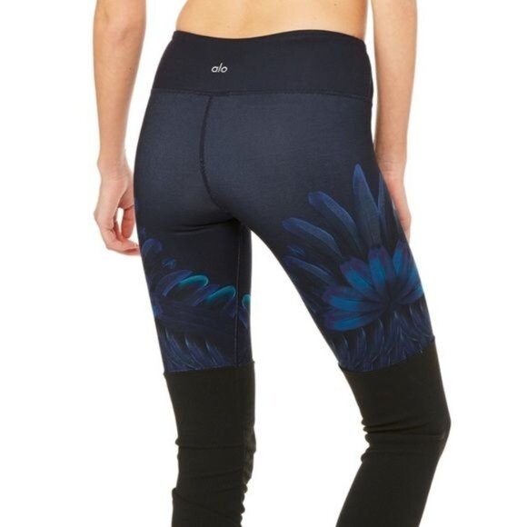 Alo Yoga Gypset Goddess Leggings Rich Navy Feather Print Ribbed Black Detail - Picture 3 of 7